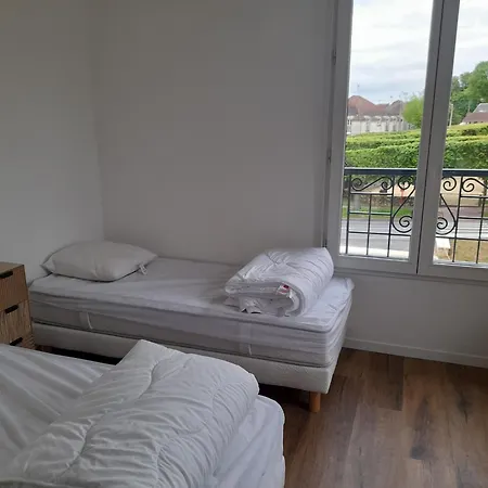 Dans Petit Chateau En Centre * Lagny-sur-Marne