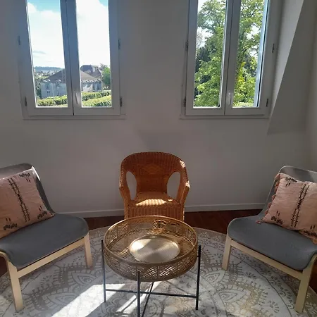 Dans Petit Chateau En Centre