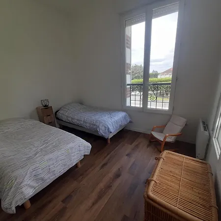Dans Petit Chateau En Centre Lagny-sur-Marne