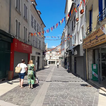 Dans Petit Chateau En Centre